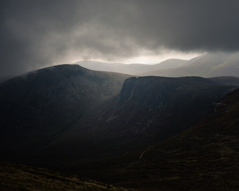 The view to Bearnagh didn't last long, the devil's coachroad in the foreground.